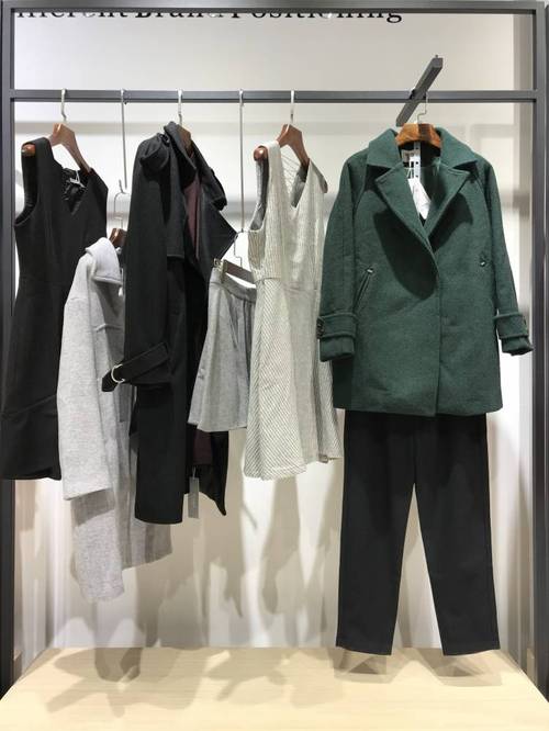 广州折扣服装批发市场新风向 健凡服饰简约大气品牌女装一手货源深度解析