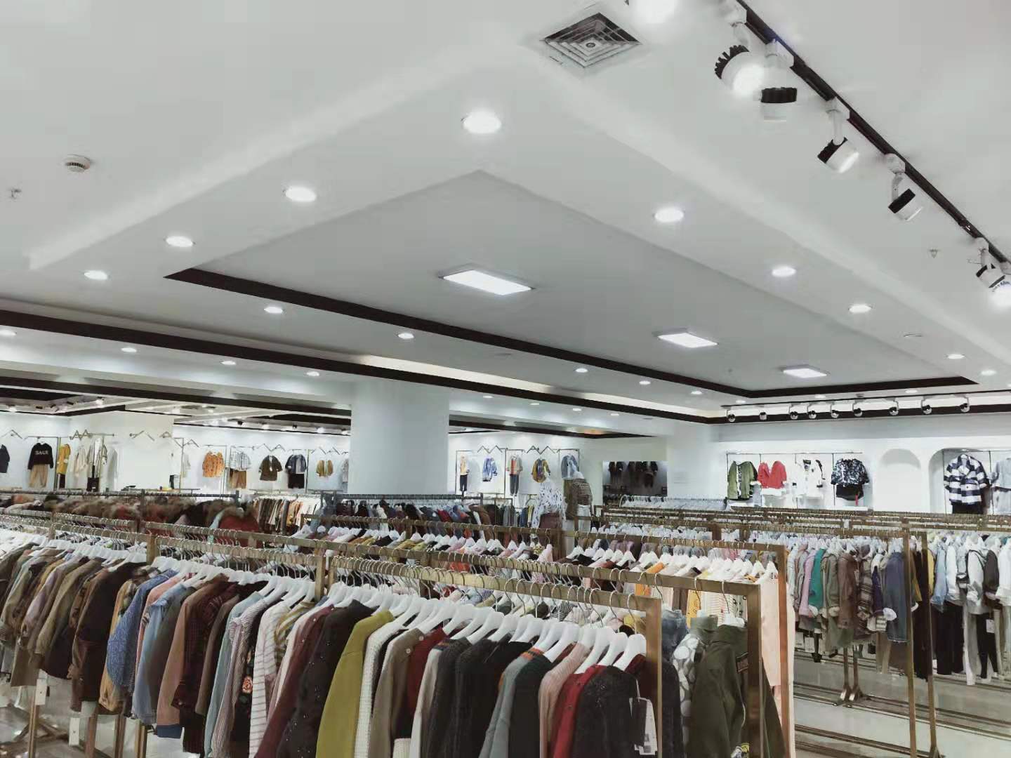 郑州银基服装童装尾货批发市场